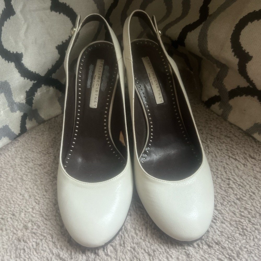 Stella McCartney White Heeled Pumps sz 38 with RealReal character flaw